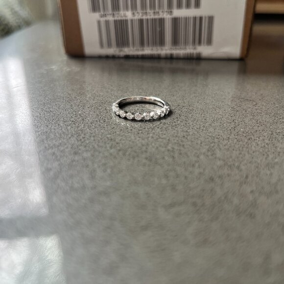 Quince lab grown diamond shared prong halfway band size 6, white gold - Picture 8 of 12